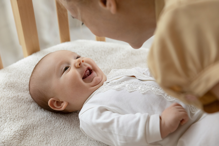 Mama spricht mit ihrem Baby um Sprachentwicklung zu fördern