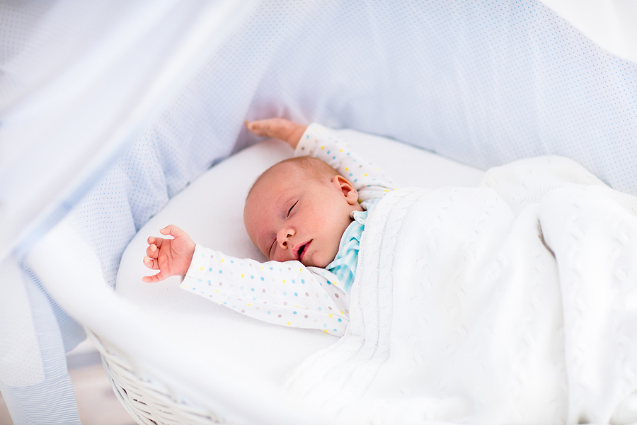 Baby streckt die Arme beim Moro-Reflex nach oben