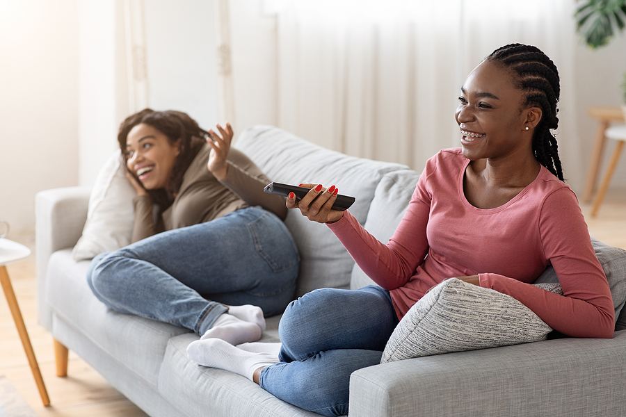Spotting: Zwei Frauen sitzen auf dem Sofa.