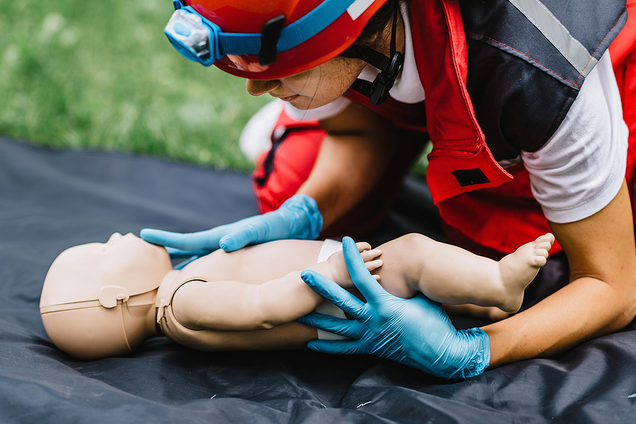 Notfallsanitäter übt erste Hilfe am Baby.