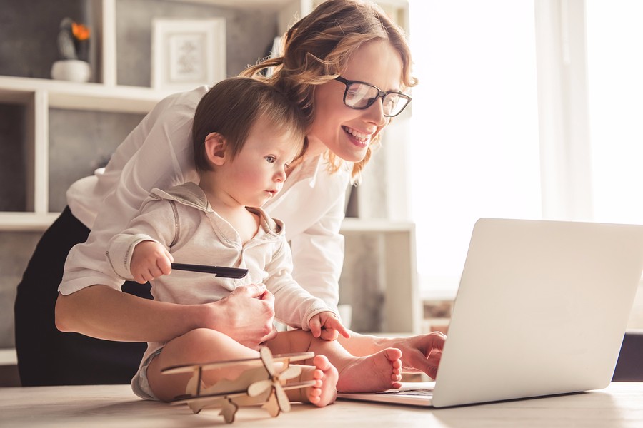 Experten:Mutter sitzt mit ihrem Baby vor dem Computer