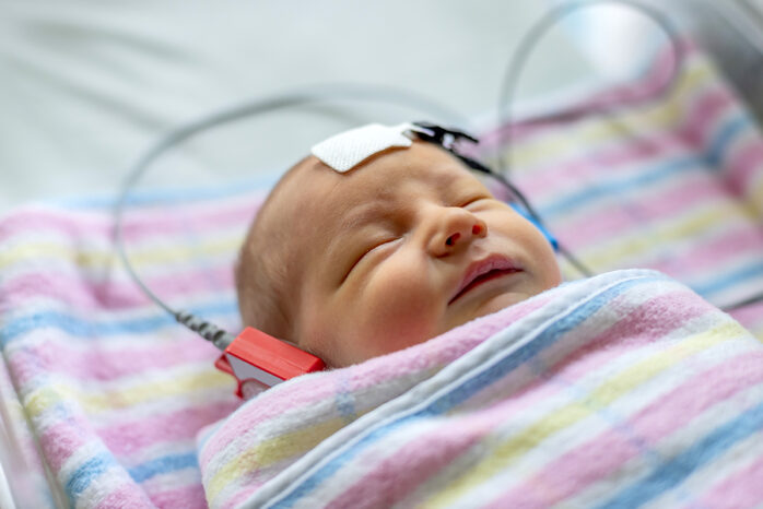 Der Hörtest wird im Rahmen der U1 bei einem Baby gemacht.