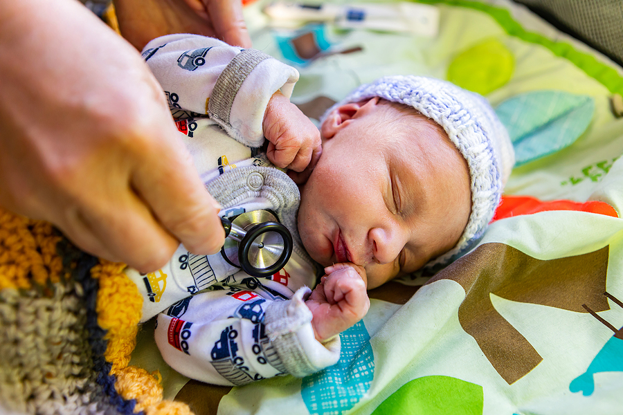 U-Untersuchungen: Baby wird für die U3 untersucht.