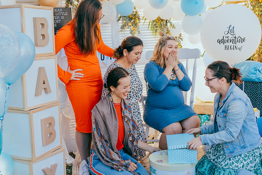 Freundinnen treffen sich zur Babyparty.