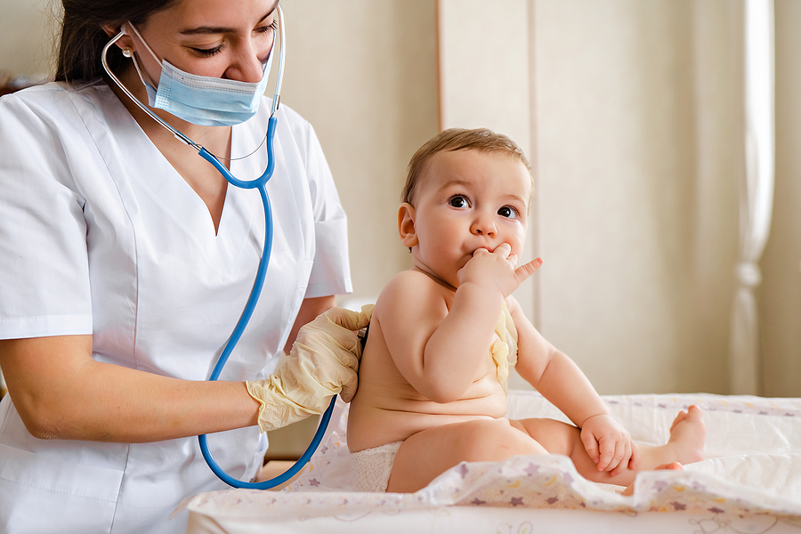 Kinderärztin untersucht Baby im Rahmen der U5.