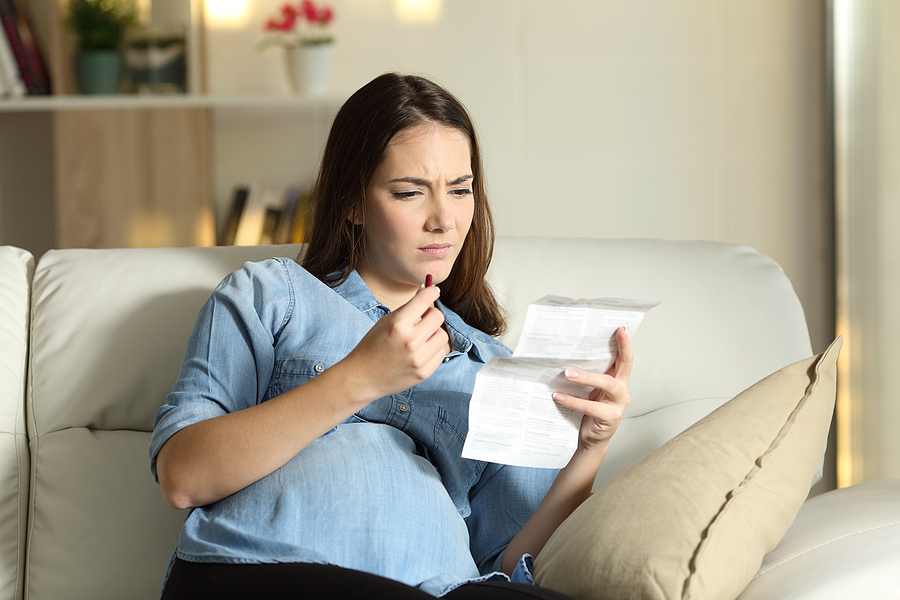 Schwangere liest sich einen Beipackzettel durch Embryotox