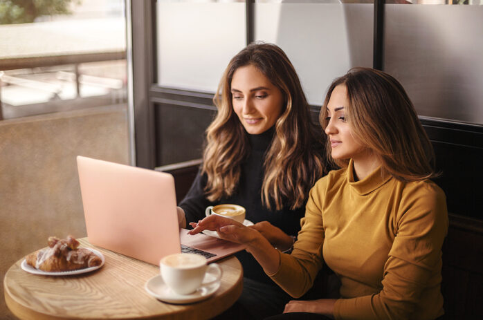 Zwei Frauen suchen auf dem Laptop nach einem Samenspender aus Dänemark.