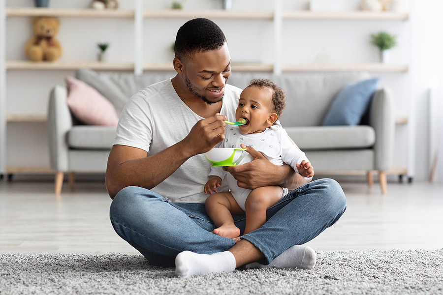 Babybrei Rezepte: Papa füttert sein Baby mit selbst gemachtem Babybrei.