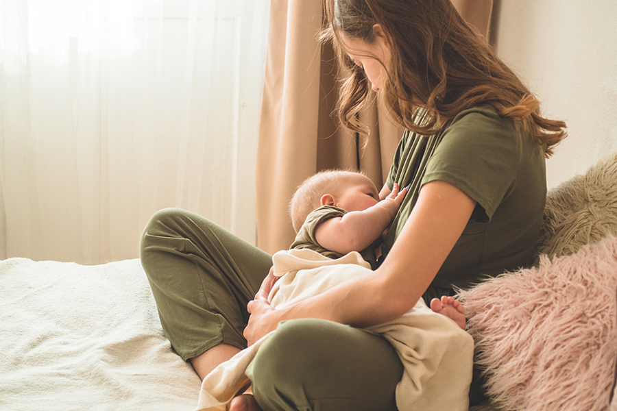 Prolaktin wird ausgeschüttet, während Mama ihr Baby stillt.