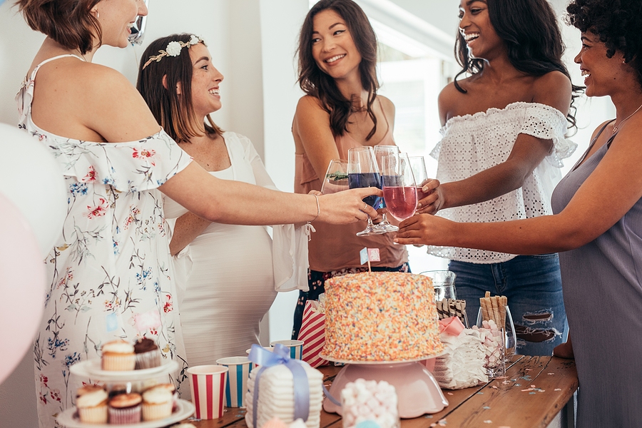 Freundinnen stoßen bei der Babyparty an.