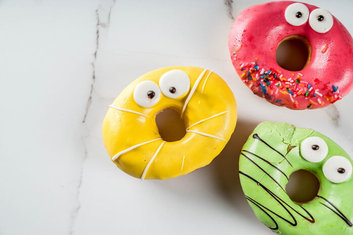 Babyparty-Essen: Donuts liegen auf dem Tisch.