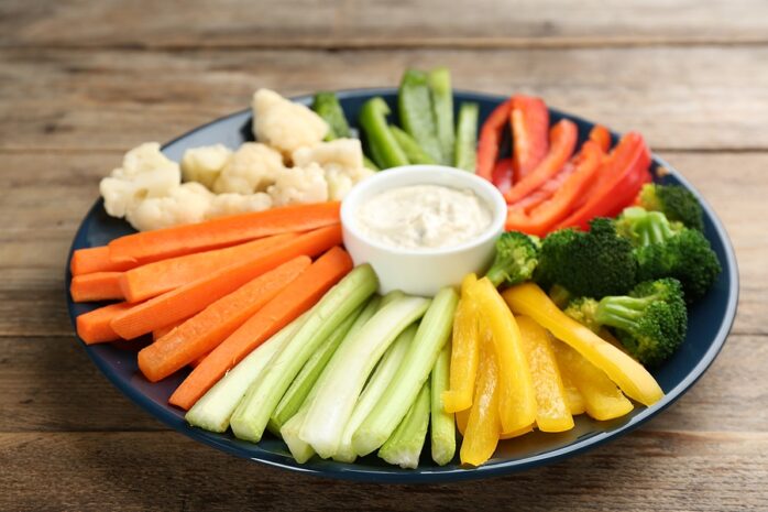 Fingerfood mit Dips als Babyparty-Essen.