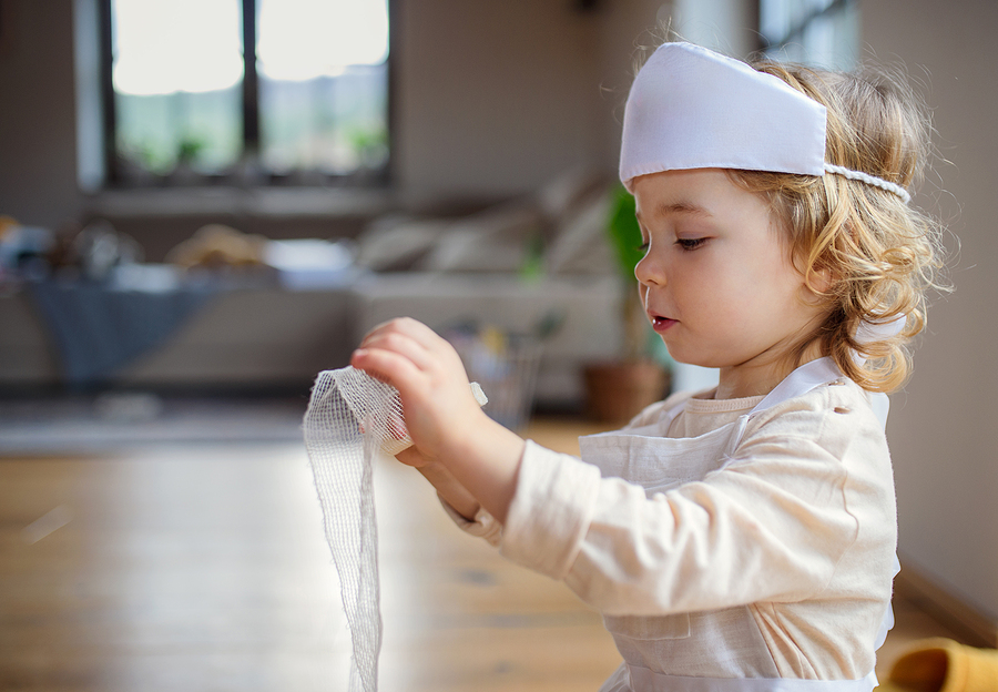 Kinderkrankheiten: Kleinkind spielt Krankenschwester