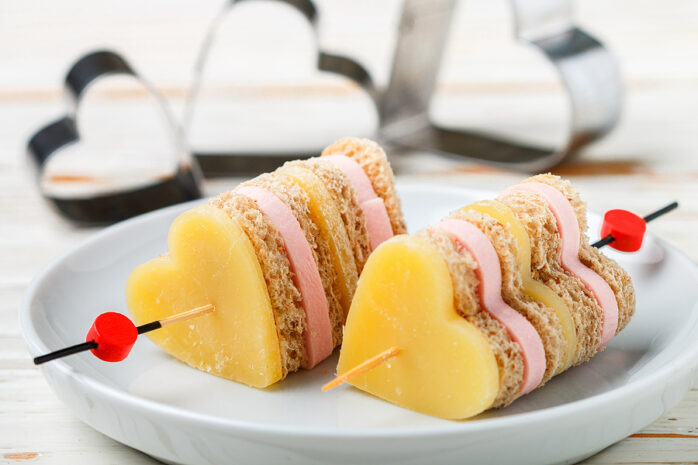 Herzförmige Mini-Sandwiches als Babyparty-Essen.