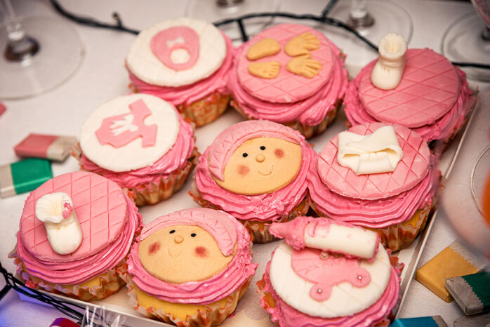 Süß verzierte Muffins als Babyparty-Essen.