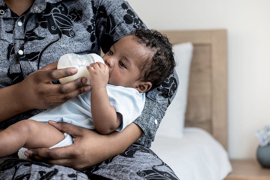 Pre-Nahrung: Baby wird mit Milch Fläschschen gefüttert