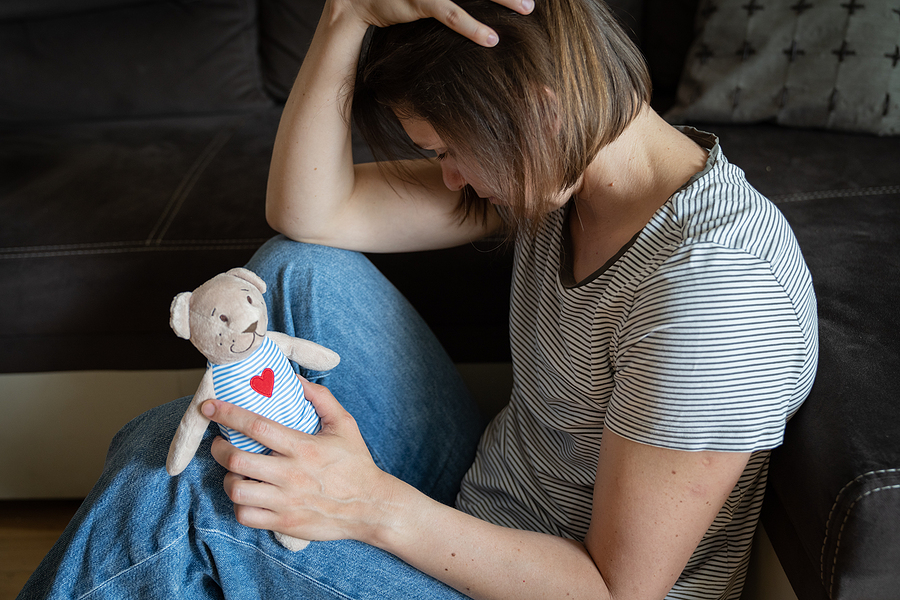 Sternenkind: Mutter hält Teddybär in den Händen