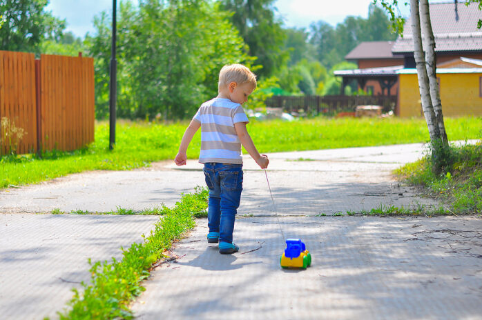 Spielzeug für 1-Jährige: Kind zieht Figur hinter sich her