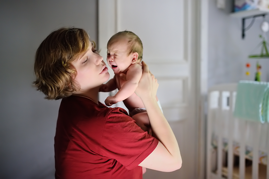 Baby schreit nachts und die Mama beruhigt es